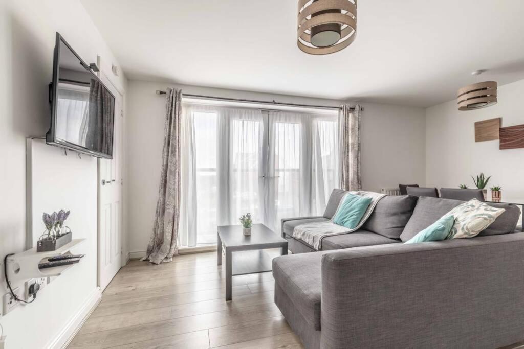 2 Bed & 2 Bath Cosy Apartment Slough- Free Parking 외부 사진