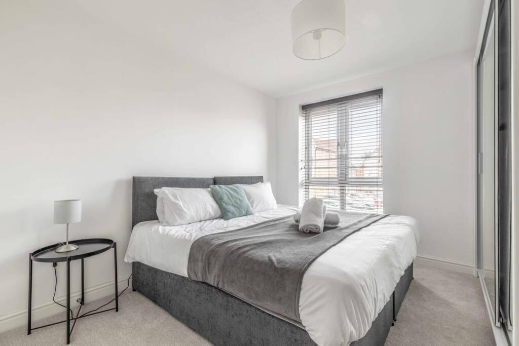 2 Bed & 2 Bath Cosy Apartment Slough- Free Parking 외부 사진