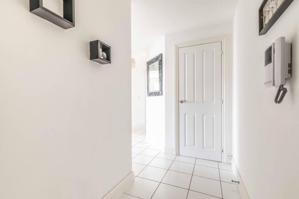 2 Bed & 2 Bath Cosy Apartment Slough- Free Parking 외부 사진